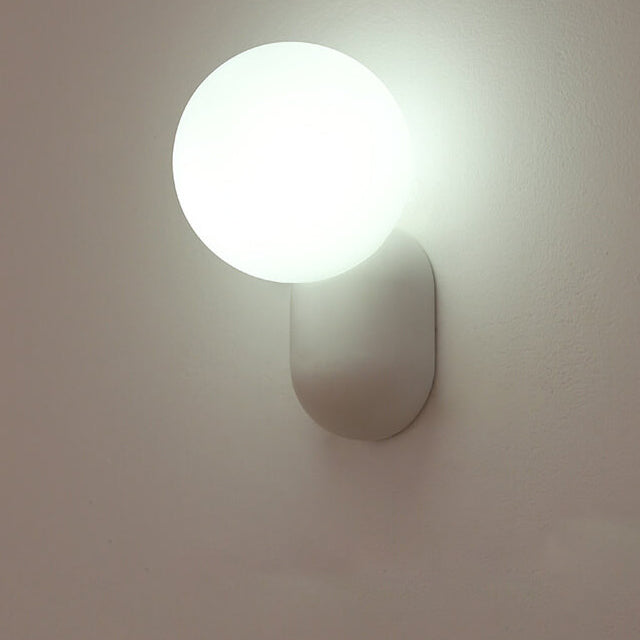Moderne Wandleuchte aus Harz und Glas im skandinavischen Stil