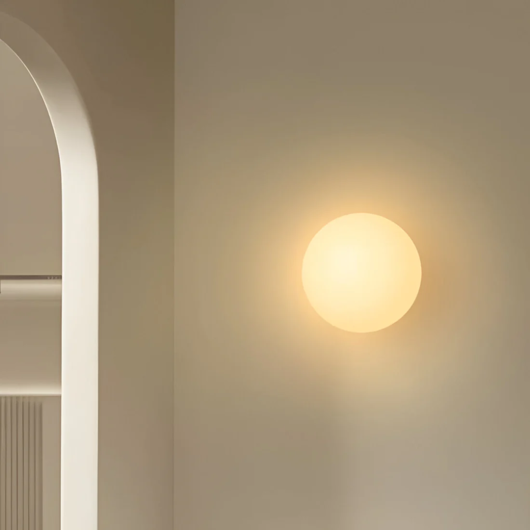 Elegante moderne Glaswandleuchte mit warmem LED-Licht im minimalistischen Stil