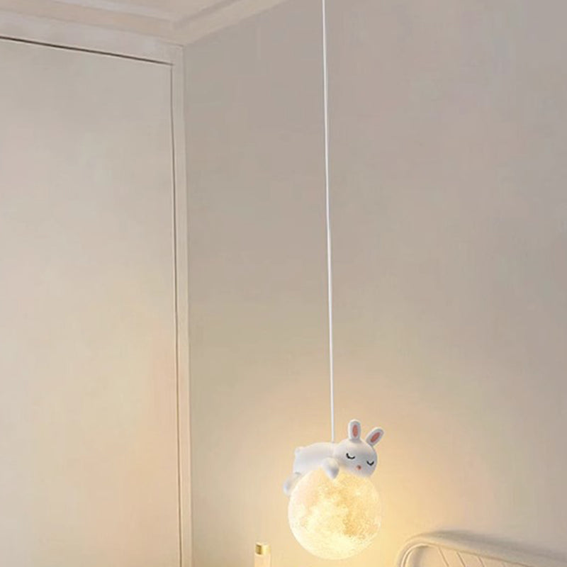 Weiße Hängelampe im minimalistischen Stil mit verspieltem Motiv und G9-Fassung