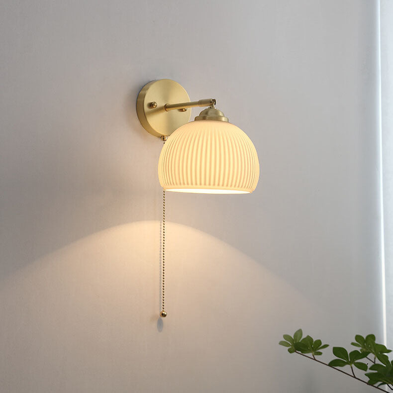 Moderne Wandlampe aus Glas und Messing im winterlichen Stil