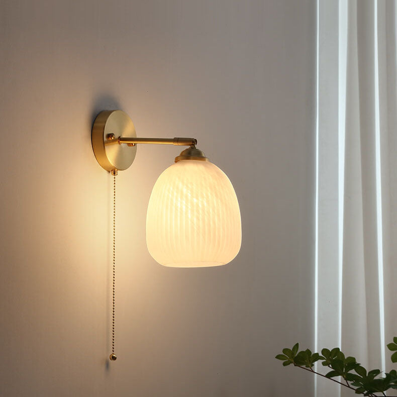 Moderne Wandlampe aus Glas und Messing im winterlichen Stil