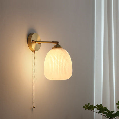 Moderne Wandlampe aus Glas und Messing im winterlichen Stil
