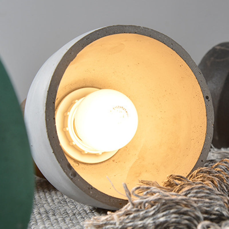 Moderne Hängeleuchte aus Zement und Holz im Industrial-Design