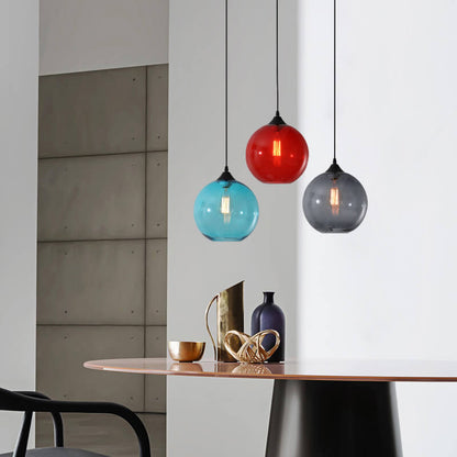 Moderne Glas-Pendelleuchte in mehreren Farben mit kugelförmigem Design