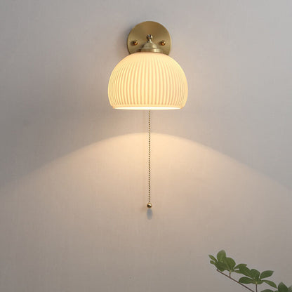 Moderne Wandlampe aus Glas und Messing im winterlichen Stil