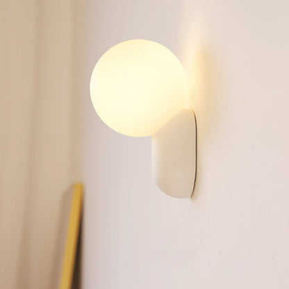 Moderne Wandleuchte aus Harz und Glas im skandinavischen Stil