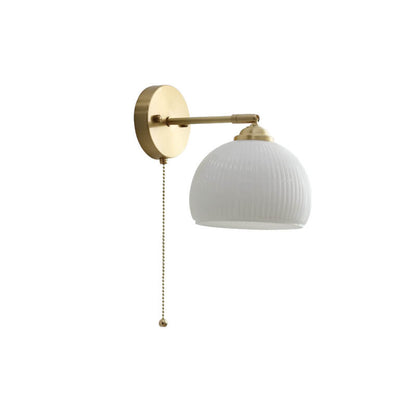 Moderne Wandlampe aus Glas und Messing im winterlichen Stil