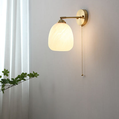 Moderne Wandlampe aus Glas und Messing im winterlichen Stil