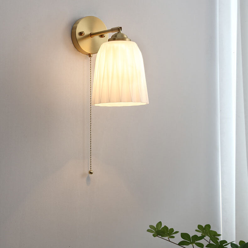 Moderne Wandlampe aus Glas und Messing im winterlichen Stil