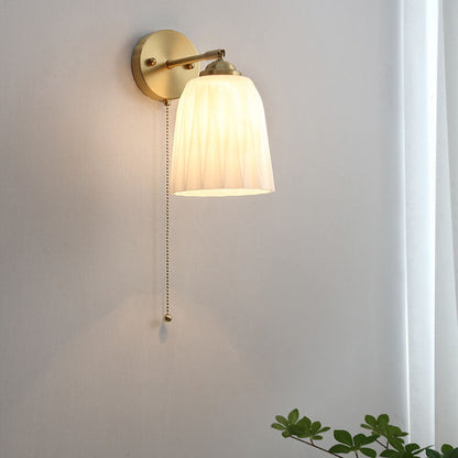 Moderne Wandlampe aus Glas und Messing im winterlichen Stil