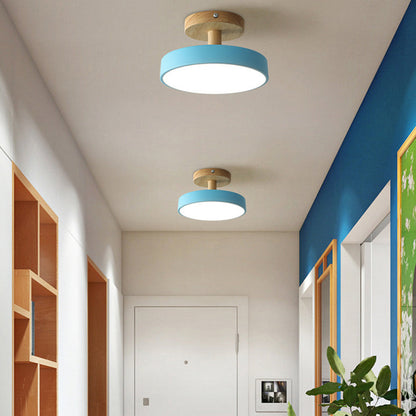 Skandinavische Deckenlampe mit Holzsockel – Dezentes Pastell-Design