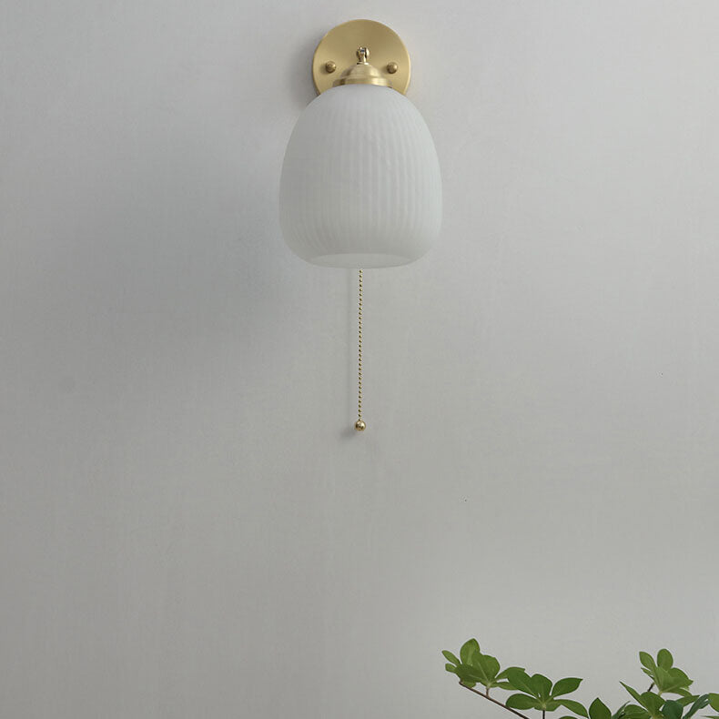 Moderne Wandlampe aus Glas und Messing im winterlichen Stil