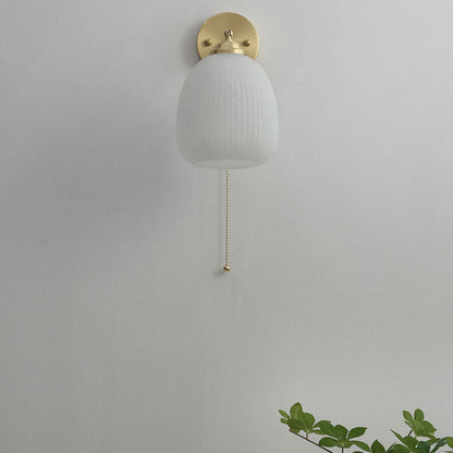 Moderne Wandlampe aus Glas und Messing im winterlichen Stil