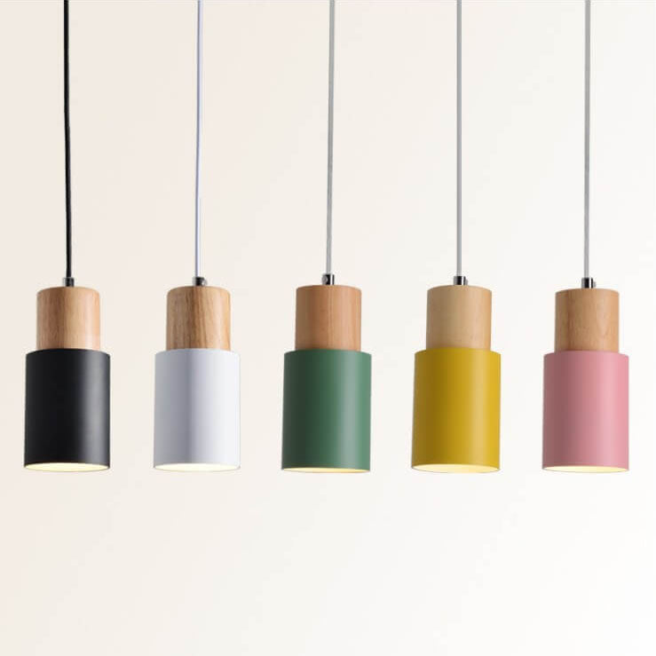 Moderne Hängelampe aus Metall und Holz im bunten Design