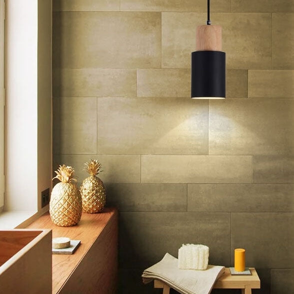 Moderne Hängelampe aus Metall und Holz im bunten Design