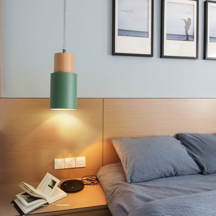 Moderne Hängelampe aus Metall und Holz im bunten Design