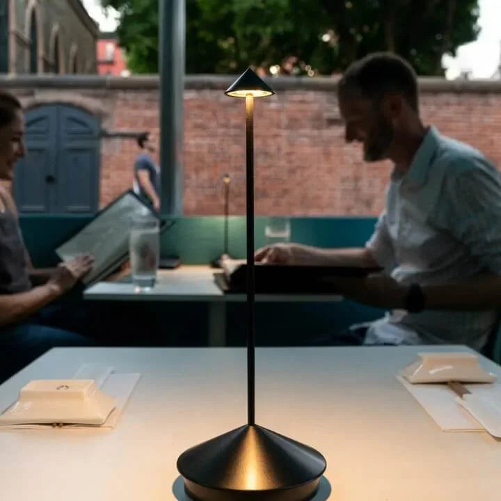 Skandinavische minimalistische Tischlampe mit dimmbarer LED und kabellosem Design