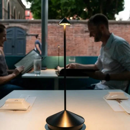 Skandinavische minimalistische Tischlampe mit dimmbarer LED und kabellosem Design