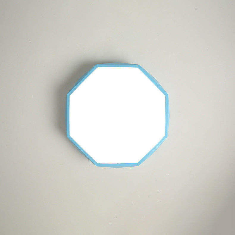 LED-Deckenlampe im modernen, abstrakten skandinavischen Stil