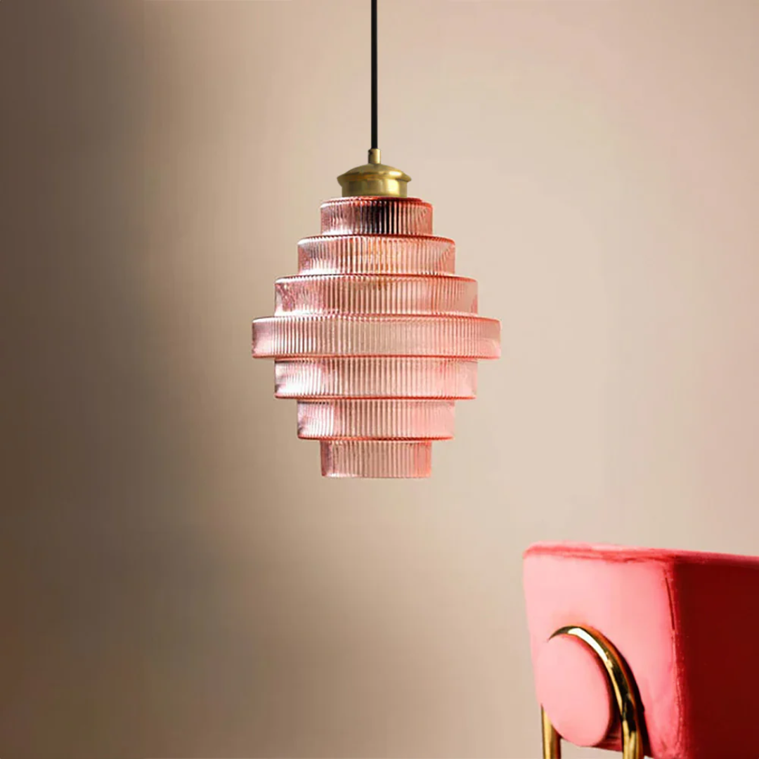 Geschwungene Glas-Pendelleuchte mit geripptem Schirm und Messingdetails