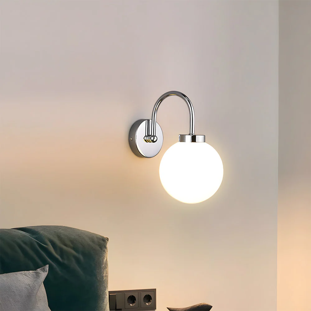 Vintage Wandleuchte mit Glaskugel und warmem LED-Licht