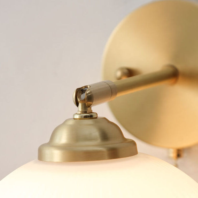 Moderne Wandlampe aus Glas und Messing im winterlichen Stil