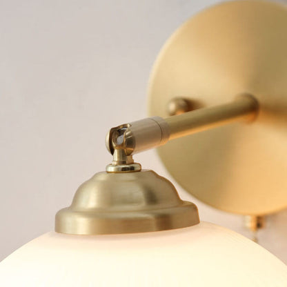 Moderne Wandlampe aus Glas und Messing im winterlichen Stil