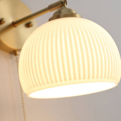 Moderne Wandlampe aus Glas und Messing im winterlichen Stil