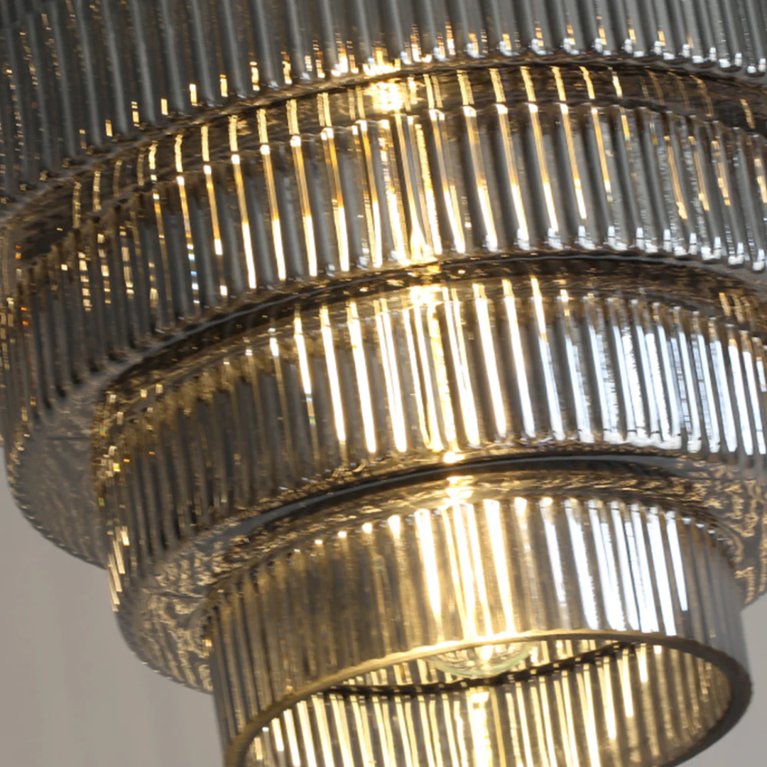 Geschwungene Glas-Pendelleuchte mit geripptem Schirm und Messingdetails