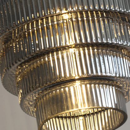 Geschwungene Glas-Pendelleuchte mit geripptem Schirm und Messingdetails