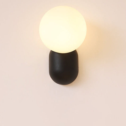 Moderne Wandleuchte aus Harz und Glas im skandinavischen Stil