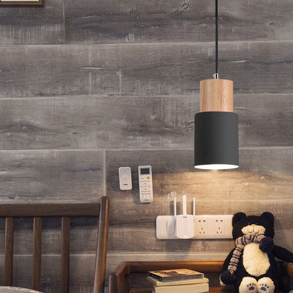 Moderne Hängelampe aus Metall und Holz im bunten Design