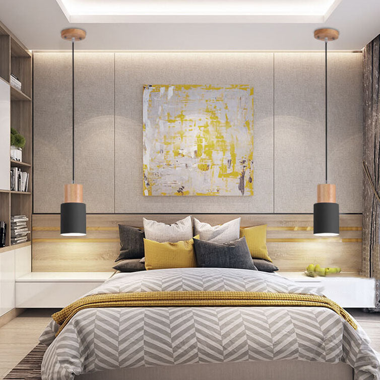 Moderne Hängelampe aus Metall und Holz im bunten Design