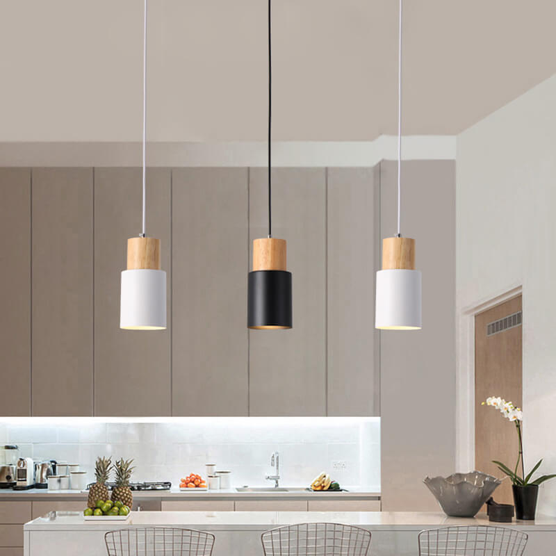 Moderne Hängelampe aus Metall und Holz im bunten Design