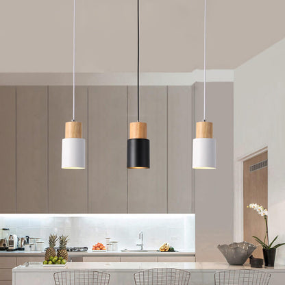 Moderne Hängelampe aus Metall und Holz im bunten Design