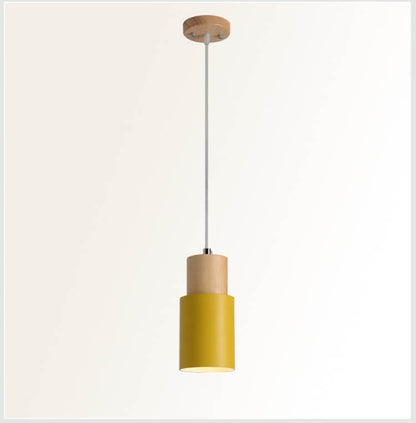 Moderne Hängelampe aus Metall und Holz im bunten Design