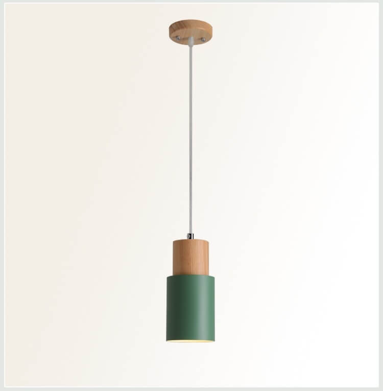 Moderne Hängelampe aus Metall und Holz im bunten Design