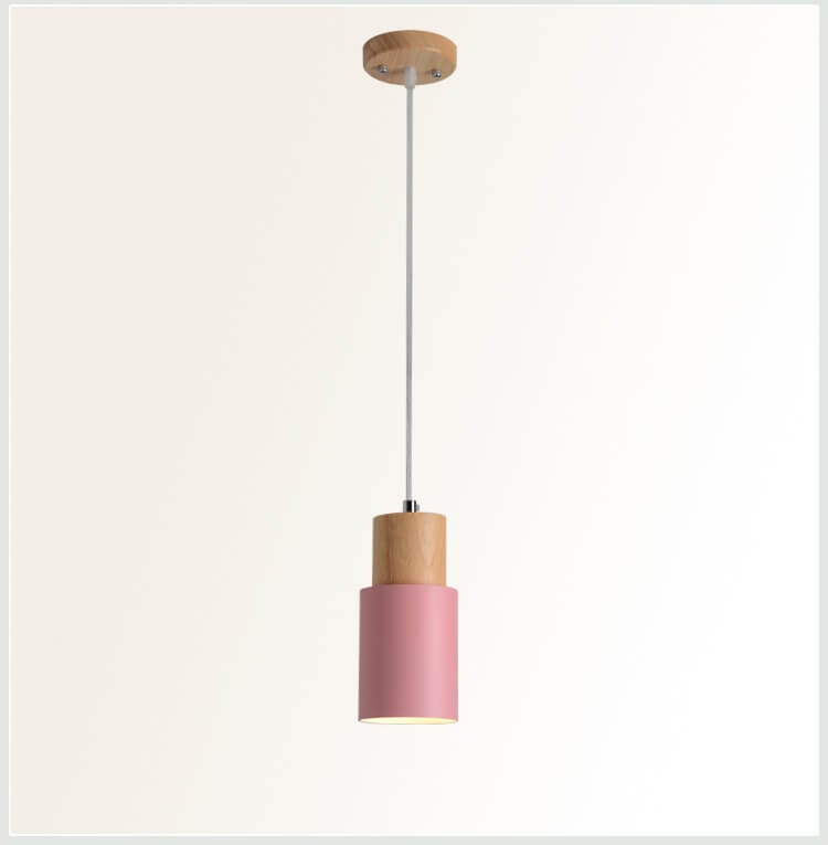Moderne Hängelampe aus Metall und Holz im bunten Design