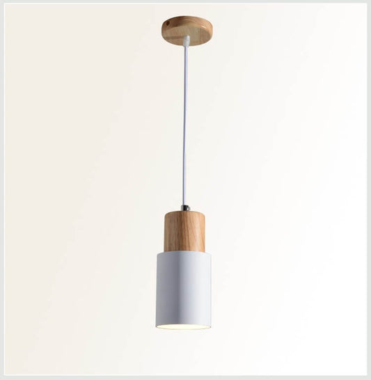 Moderne Hängelampe aus Metall und Holz im bunten Design