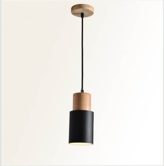 Moderne Hängelampe aus Metall und Holz im bunten Design