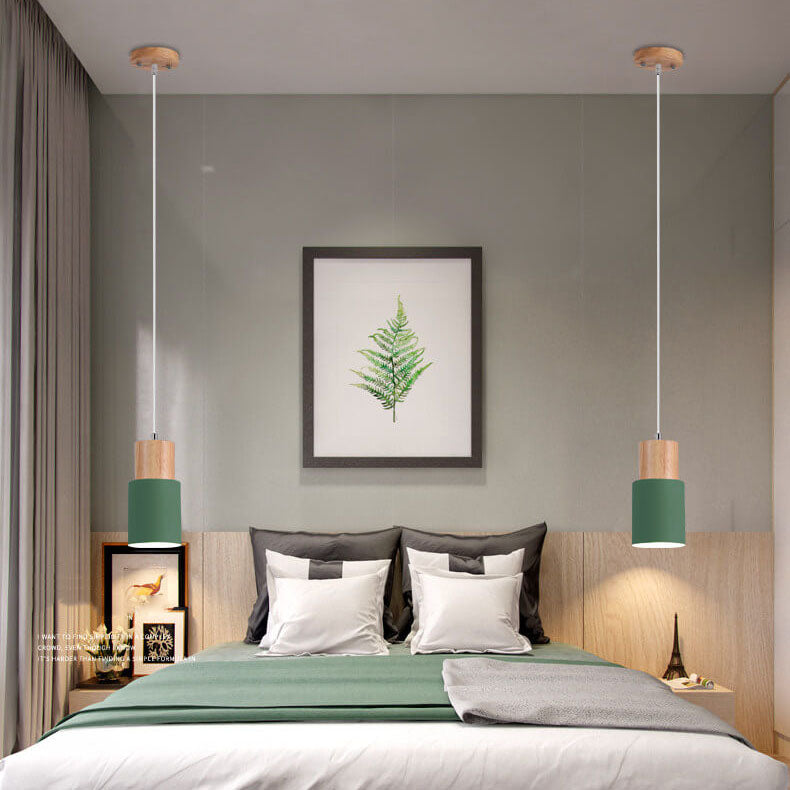 Moderne Hängelampe aus Metall und Holz im bunten Design