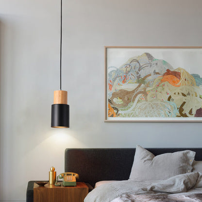 Moderne Hängelampe aus Metall und Holz im bunten Design