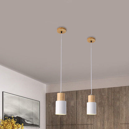 Moderne Hängelampe aus Metall und Holz im bunten Design