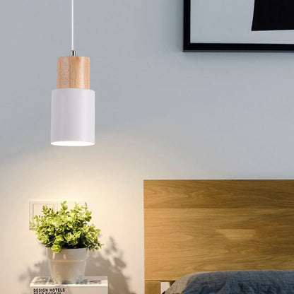 Moderne Hängelampe aus Metall und Holz im bunten Design