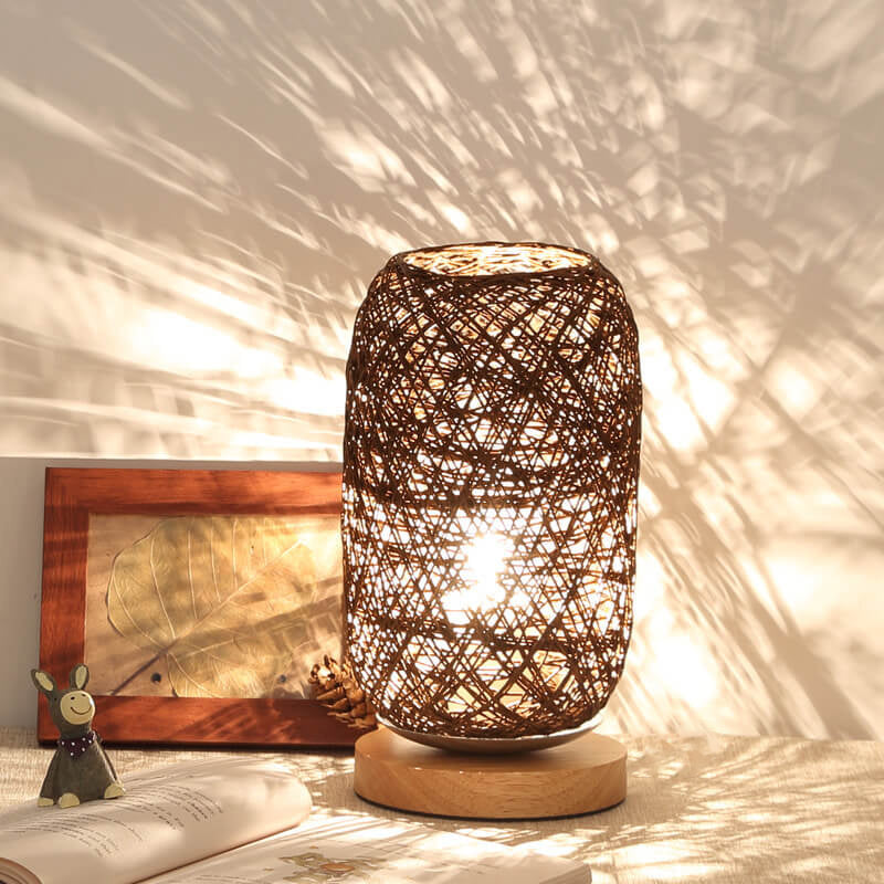 Industrielle Tischlampe aus Rattan und Holz – Japandi, minimalistisches Design und natürlicher Charme