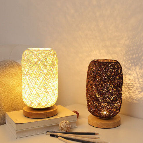Industrielle Tischlampe aus Rattan und Holz – Japandi, minimalistisches Design und natürlicher Charme