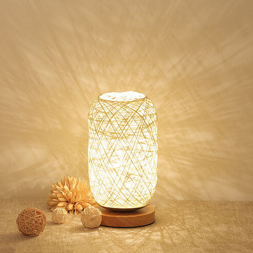 Industrielle Tischlampe aus Rattan und Holz – Japandi, minimalistisches Design und natürlicher Charme