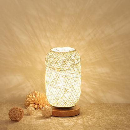 Industrielle Tischlampe aus Rattan und Holz – Japandi, minimalistisches Design und natürlicher Charme