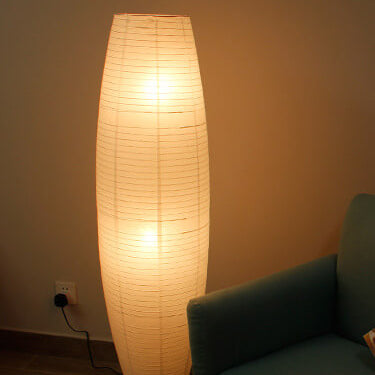 Moderne Japandi-Stehlampe mit Papierschirm