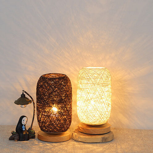 Industrielle Tischlampe aus Rattan und Holz – Japandi, minimalistisches Design und natürlicher Charme